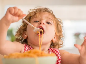 Niño comiendo pasta Niño comiendo pasta