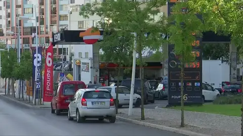 Colas kilométricas en gasolineras portuguesas tras el anuncio de una huelga de transportistas Colas kilométricas en gasolineras portuguesas tras el anuncio de una huelga de transportistas