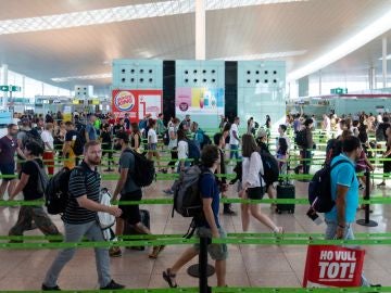 Pasajeros cruzando el control de SEguridad del Aeropuerto de El Prat