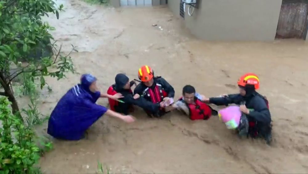 13 muertos, 16 desaparecidos y 70.000 evacuados por el tifón Lekima