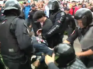 La Policía rusa detiene a 162 personas tras saltarse el cordón de seguridad durante una manifestación para pedir elecciones libres La Policía rusa detiene a 162 personas tras saltarse el cordón de seguridad durante una manifestación para pedir elecciones libres