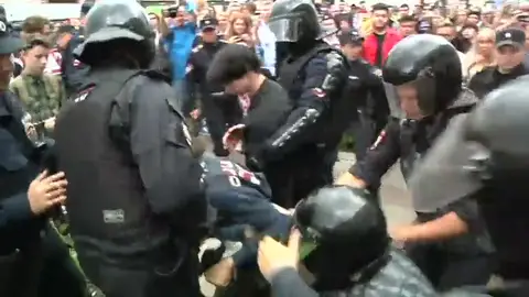 La Policía rusa detiene a 162 personas tras saltarse el cordón de seguridad durante una manifestación para pedir elecciones libres La Policía rusa detiene a 162 personas tras saltarse el cordón de seguridad durante una manifestación para pedir elecciones libres