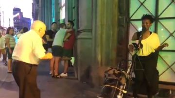 Mariano, bailando delante de una artista callejera en Gran Vía