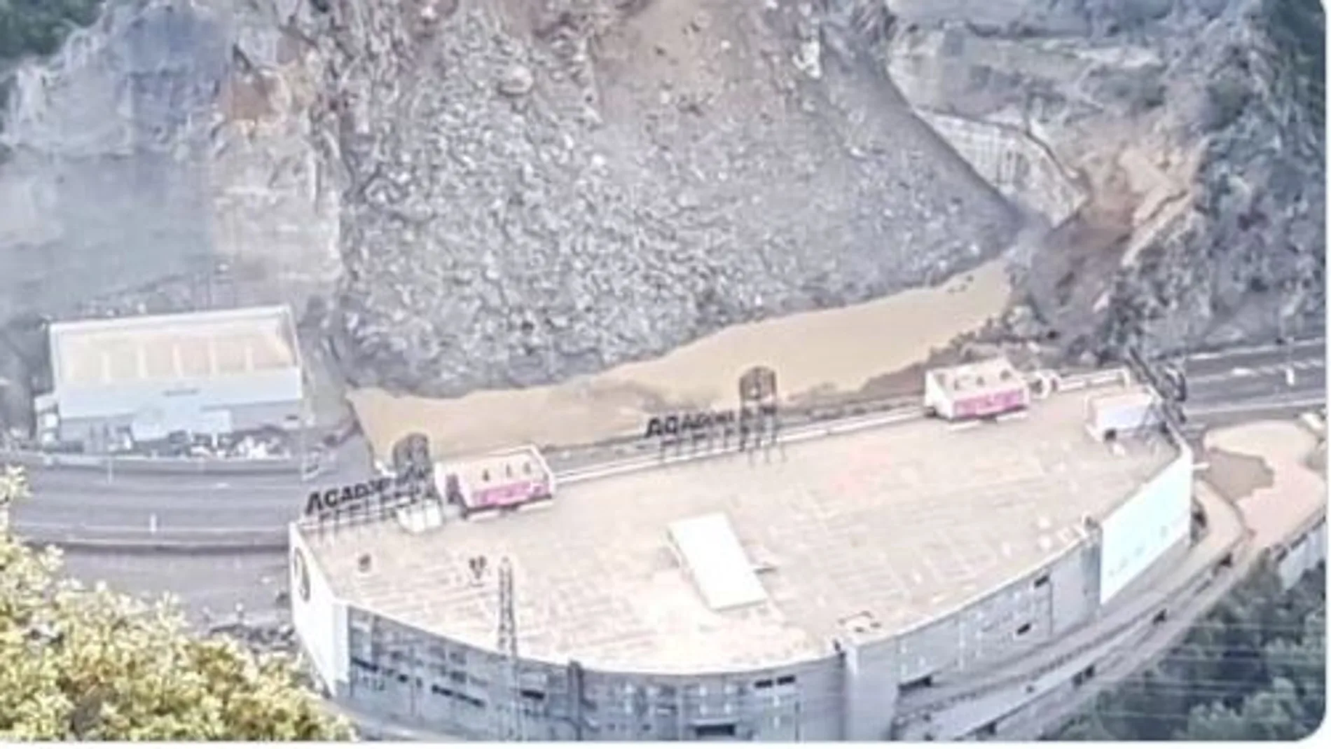 Despredimiento de rocas que ha obligado a cortar la carretera en Andorra Despredimiento de rocas que ha obligado a cortar la carretera en Andorra