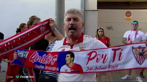 La afición del Sevilla y el Extremadura se unen para despedir en un partido homenaje a José Antonio Reyes La afición del Sevilla y el Extremadura se unen para despedir en un partido homenaje a José Antonio Reyes