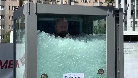 El récord del 'hombre de hielo': dos horas en una cabina llena de cubos de hielo El récord del 'hombre de hielo': dos horas en una cabina llena de cubos de hielo
