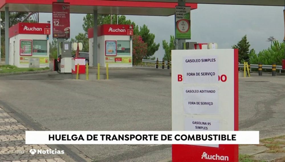 Ciudadanos portugueses repostan en las gasolineras españolas debido a las restricciones en su país