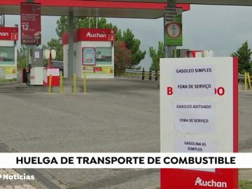 Ciudadanos portugueses repostan en las gasolineras españolas debido a las restricciones en su país