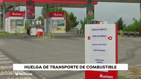 Ciudadanos portugueses repostan en las gasolineras españolas debido a las restricciones en su país Ciudadanos portugueses repostan en las gasolineras españolas debido a las restricciones en su país