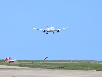 Un Boeing 787, aterrizando