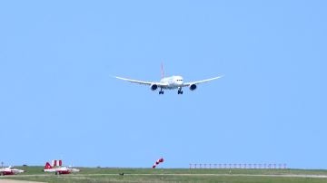 Un Boeing 787, aterrizando