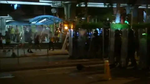Miles de activistas en favor de la democracia en Hong Kong se enfrentan a la policía Miles de activistas en favor de la democracia en Hong Kong se enfrentan a la policía