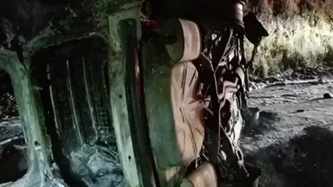 Un coche de policía arde tras caerle un oso encima Un coche de policía arde tras caerle un oso encima