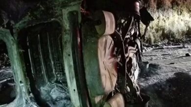 El susto de un policía al arder su coche tras caerle un oso encima 
