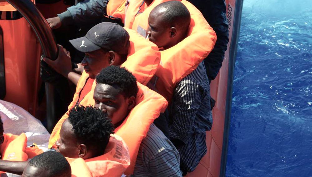 Las personas inmigrantes son atendidos por voluntarios del Ocean Viking