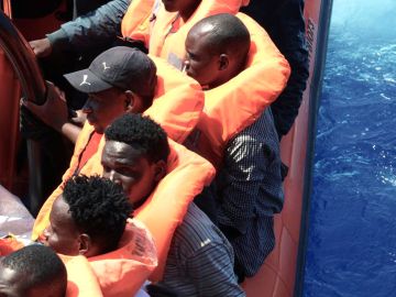 Las personas inmigrantes son atendidos por voluntarios del Ocean Viking