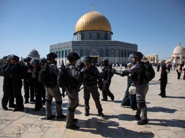Conflicto entre palestinos y la policía israelí en los alrededores de una mezquita en Jerusalén