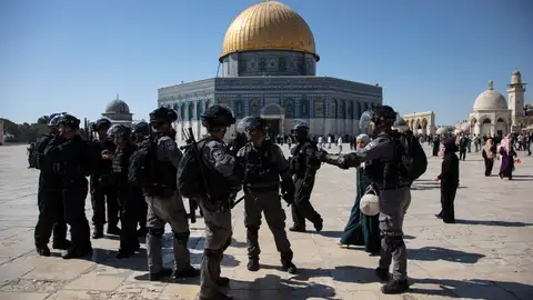 Conflicto entre palestinos y la policía israelí en los alrededores de una mezquita en Jerusalén Conflicto entre palestinos y la policía israelí en los alrededores de una mezquita en Jerusalén