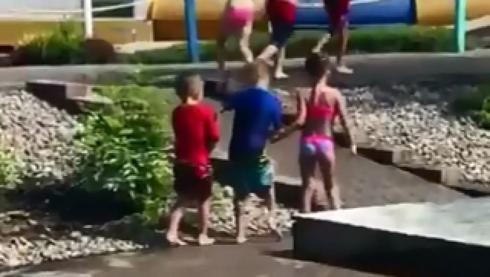 Niños en parque acuático