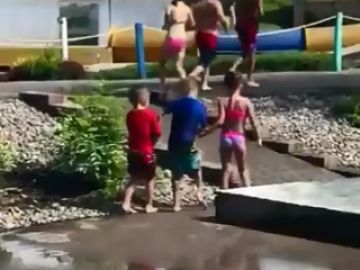 Niños en parque acuático