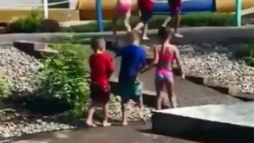 Niños en parque acuático