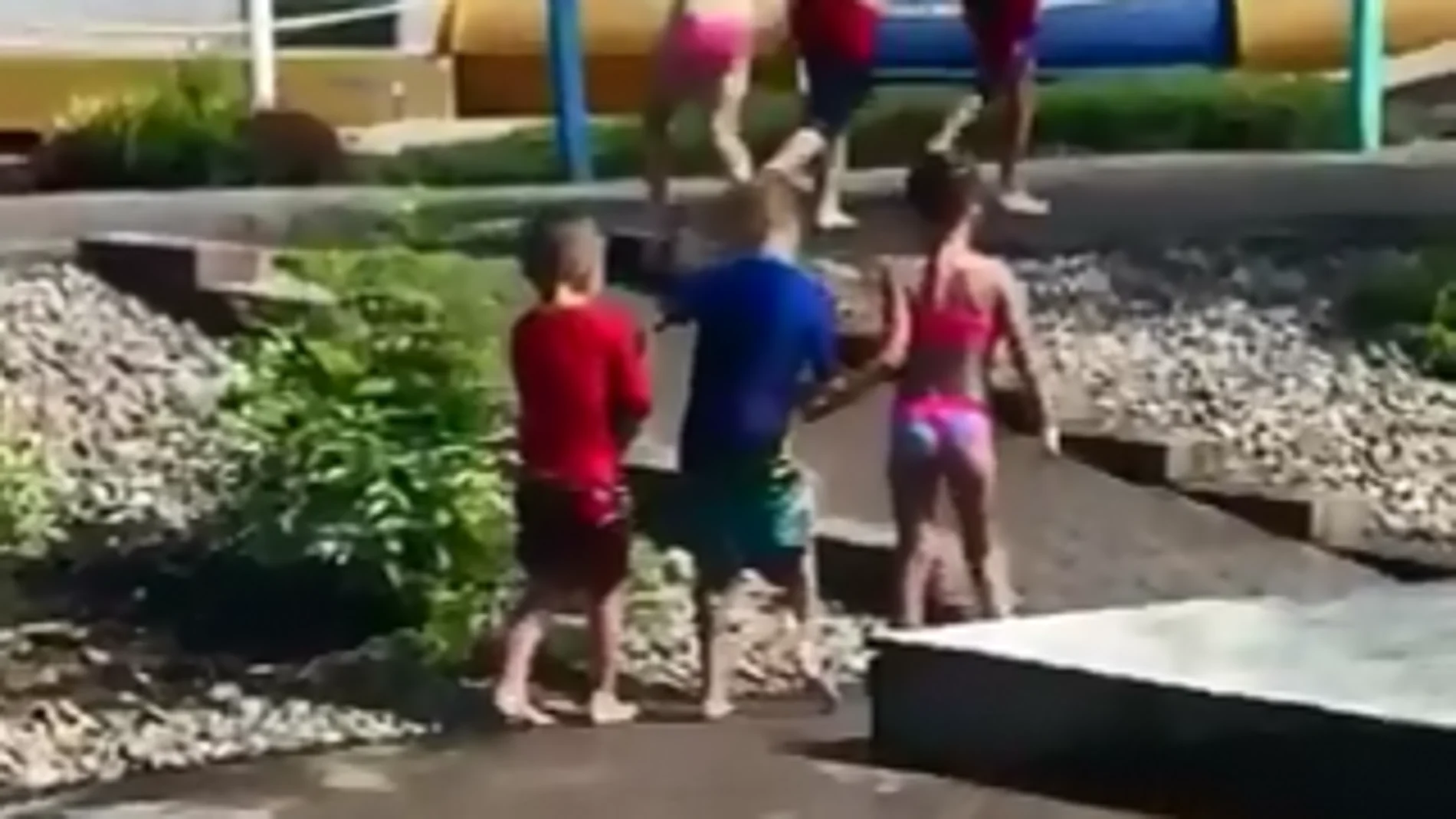 Niños en parque acuático Niños en parque acuático