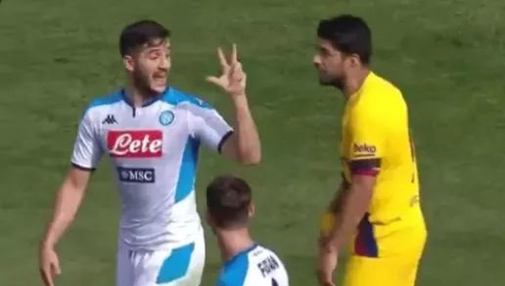 Luis Suárez y Manolas discutiendo