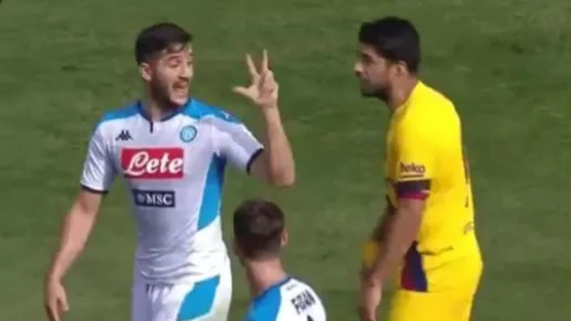 Luis Suárez y Manolas discutiendo Luis Suárez y Manolas discutiendo