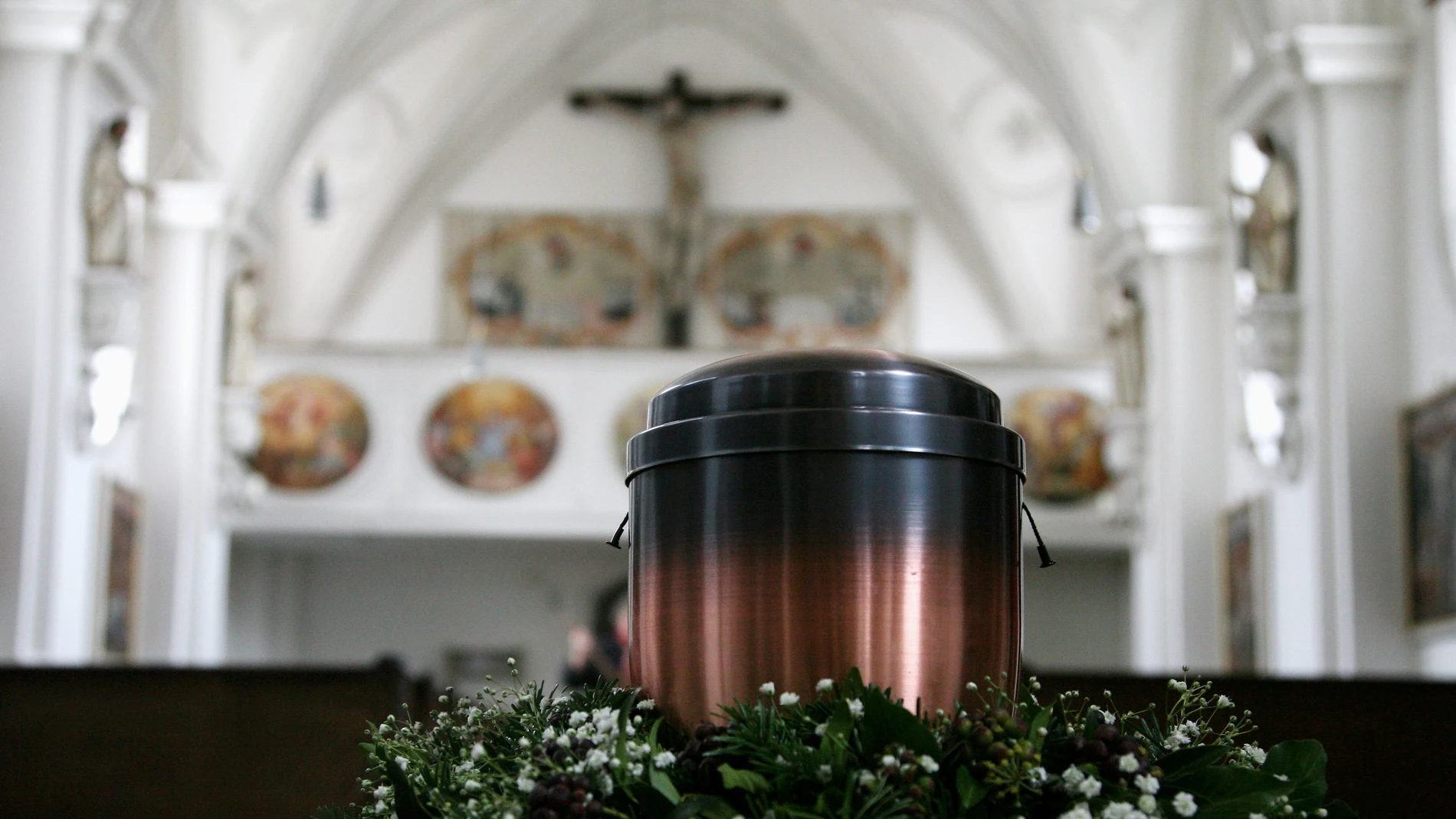 Imagen de archivo de una urna con cenizas Imagen de archivo de una urna con cenizas