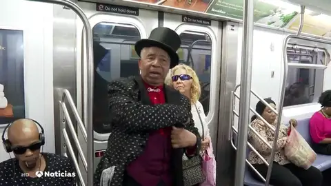 La magia de Olmedini que encandila a los pasajeros del metro de Nueva York La magia de Olmedini que encandila a los pasajeros del metro de Nueva York
