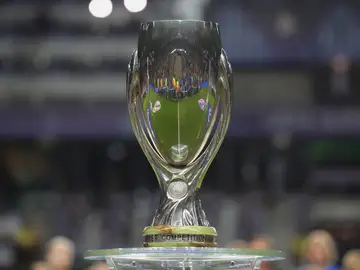 El trofeo de la Supercopa de Europa El trofeo de la Supercopa de Europa