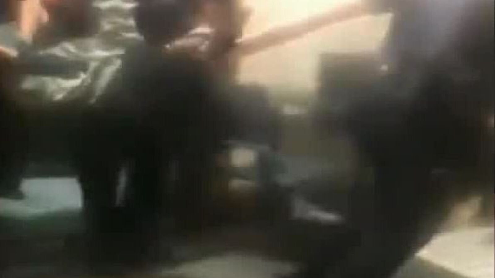 La Policía dispara al aire para reducir a un hombre amotinado con un cuchillo en un bar de A Coruña