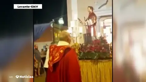 San Lorenzo, el patrón de Massalfasar (Valencia), termina en el suelo durante una procesión San Lorenzo, el patrón de Massalfasar (Valencia), termina en el suelo durante una procesión