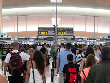 Pasajeros en tránsito en el aeropuerto de Barcelona Pasajeros en tránsito en el aeropuerto de Barcelona