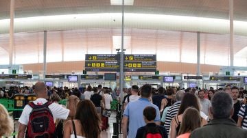Pasajeros en tránsito en el aeropuerto de Barcelona