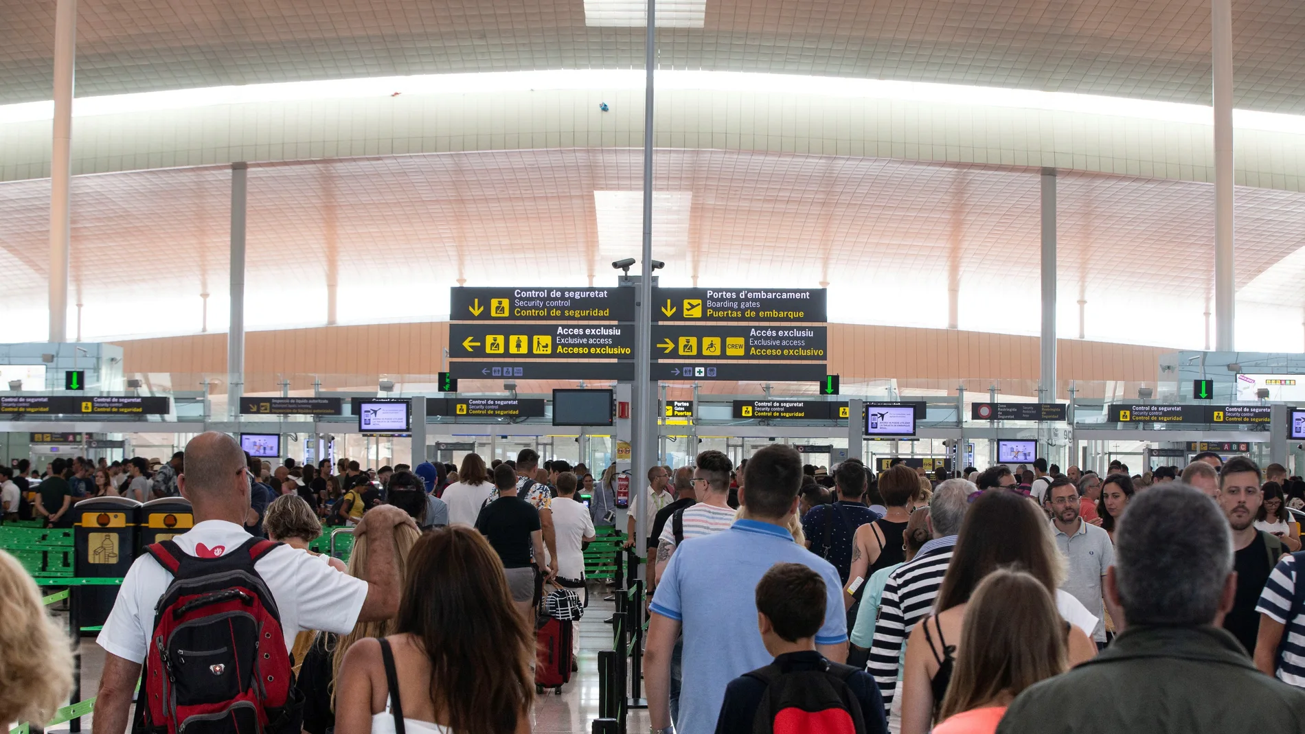 Pasajeros en tránsito en el aeropuerto de Barcelona Pasajeros en tránsito en el aeropuerto de Barcelona