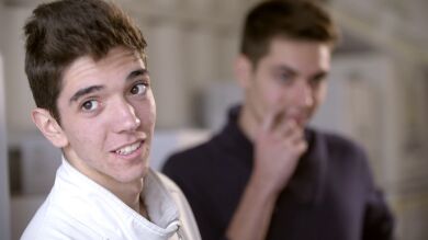 Javier y Alejandro sucumben al capricho y cogen el ordenador 