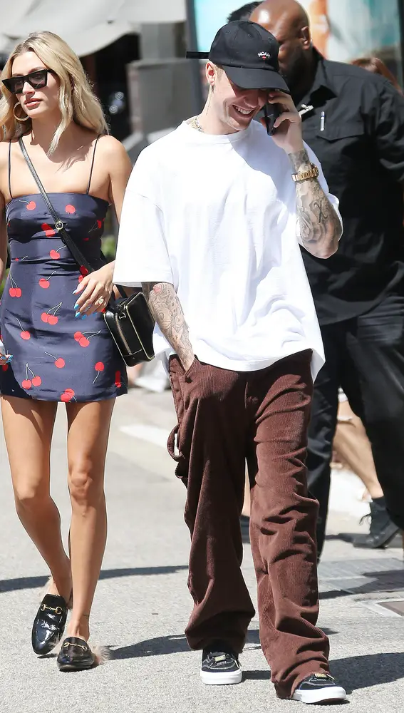 Justin Bieber y Hailey de paseo por West Hollywood 