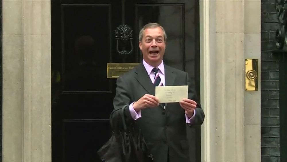 Farage, líder del partido Brexit, carga contra la corona británica