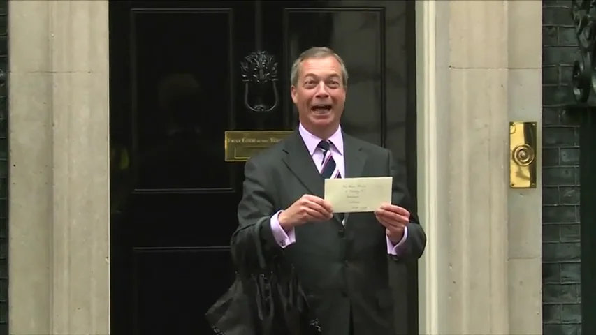 Farage, l&iacute;der del partido Brexit, carga contra la corona brit&aacute;nica