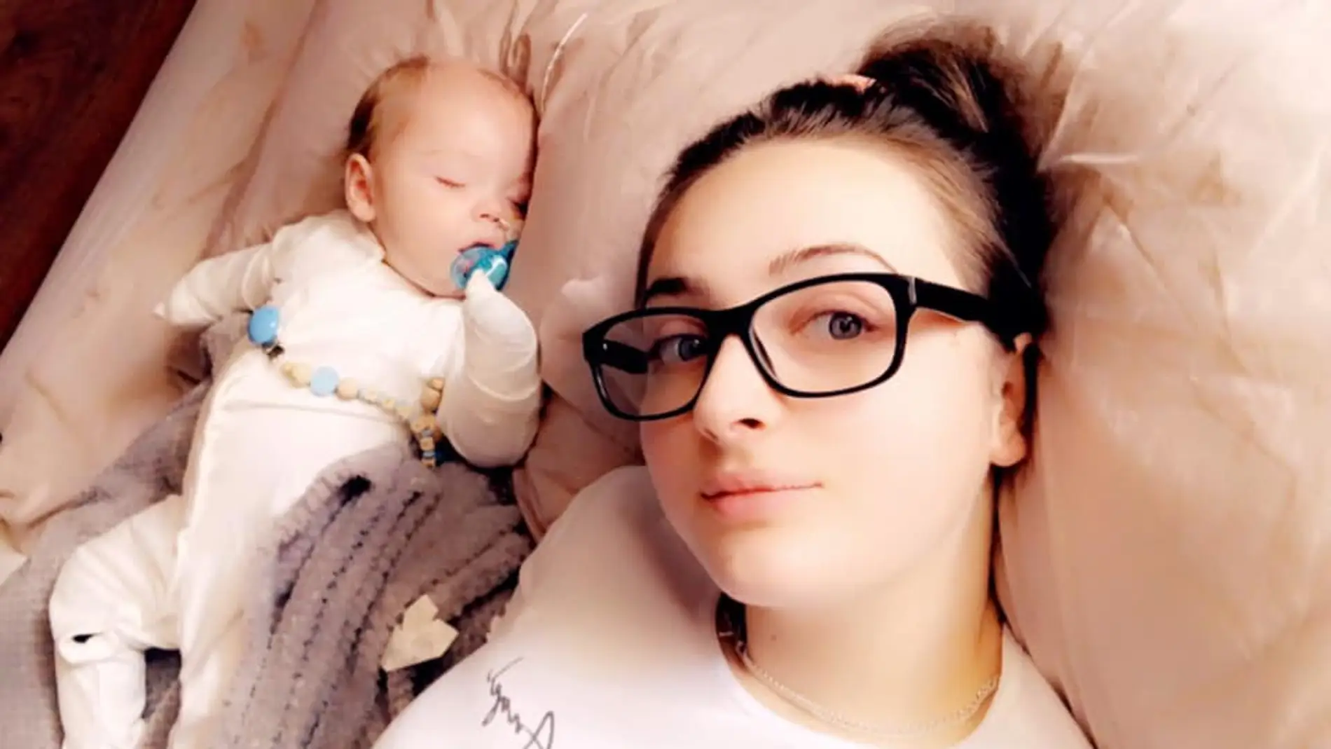 La madre junto al bebé La madre junto al bebé
