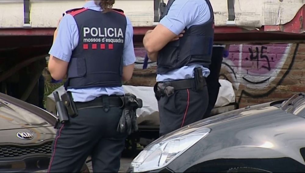 Hallan el cadáver de una mujer de 46 años en una zona poco transitada de Barcelona