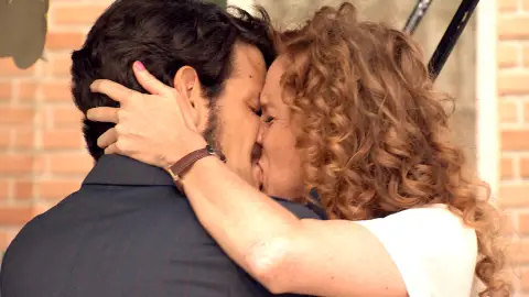 Ana y Carlos no pueden reprimir su deseo Ana y Carlos no pueden reprimir su deseo