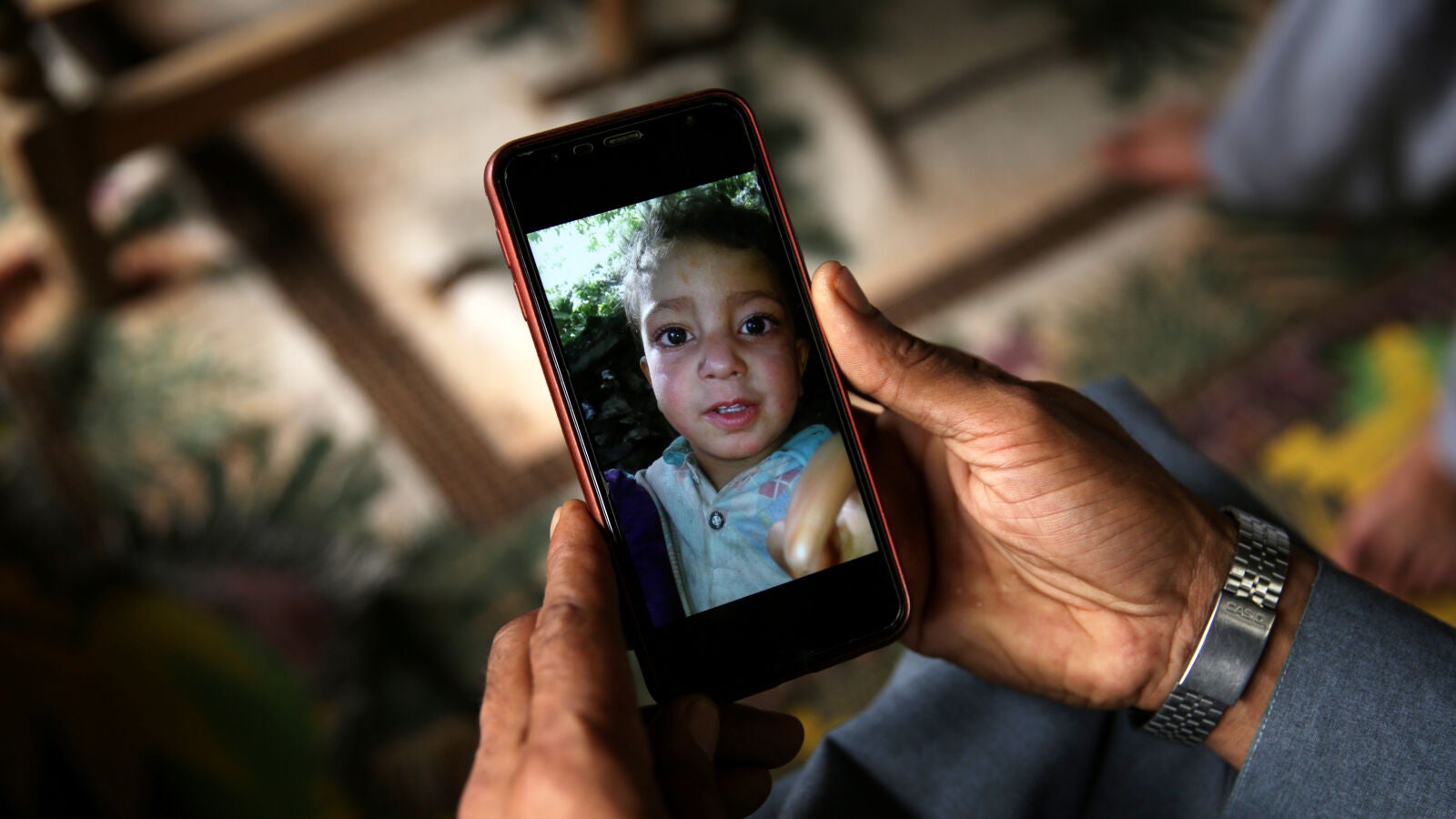 Muere un niño al confundir una bomba con un juguete en Pakistan