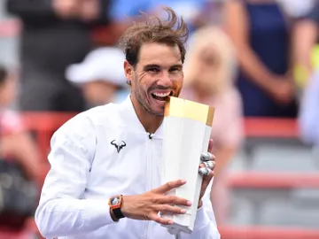 Rafa Nadal muerde el trofeo del Masters 1.000 de Montreal Rafa Nadal muerde el trofeo del Masters 1.000 de Montreal