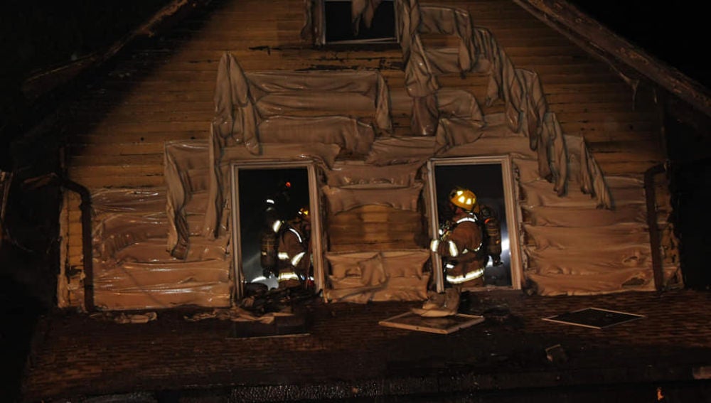 Los bomberos trabajando en el incendio de una guardería