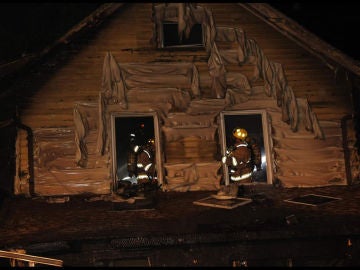 Los bomberos trabajando en el incendio de una guardería