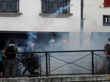 Manifestantes contra la cumbre del G7 se enfrentan a la policía en Bayona Manifestantes contra la cumbre del G7 se enfrentan a la policía en Bayona