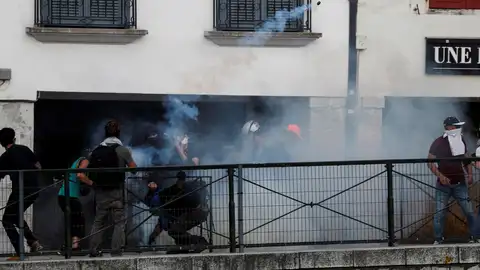 Manifestantes contra la cumbre del G7 se enfrentan a la policía en Bayona Manifestantes contra la cumbre del G7 se enfrentan a la policía en Bayona