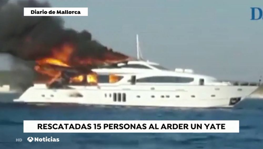 Un yate de lujo sale ardiendo en la playa de Es Trenc, en Mallorca